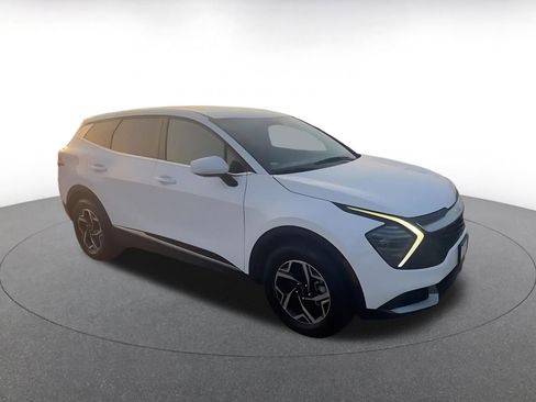 Used 2025 Kia Sportage LX image 2