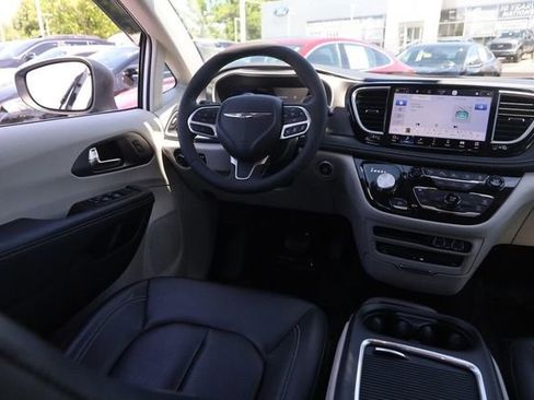 Used 2023 Chrysler Pacifica Touring-L w/ Uconnect Theater Family Group AWD/4WD image 24