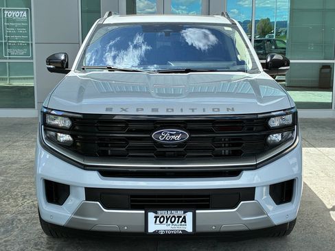 Used 2025 Ford Expedition Platinum AWD/4WD image 3