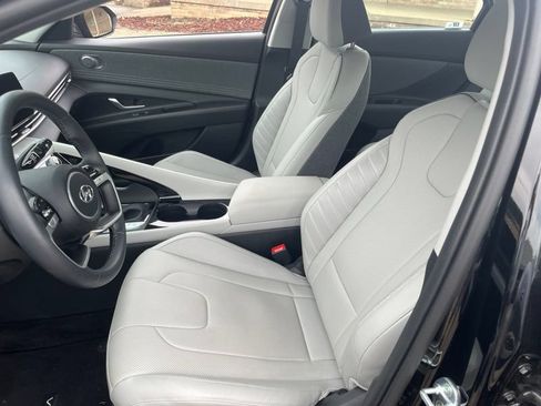 Used 2023 Hyundai Elantra Limited FWD image 9