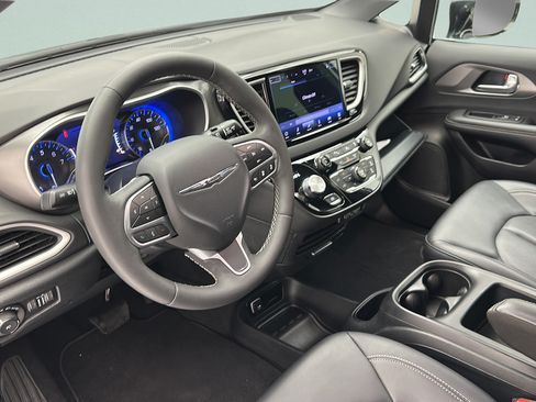Used 2025 Chrysler Pacifica Select FWD image 11