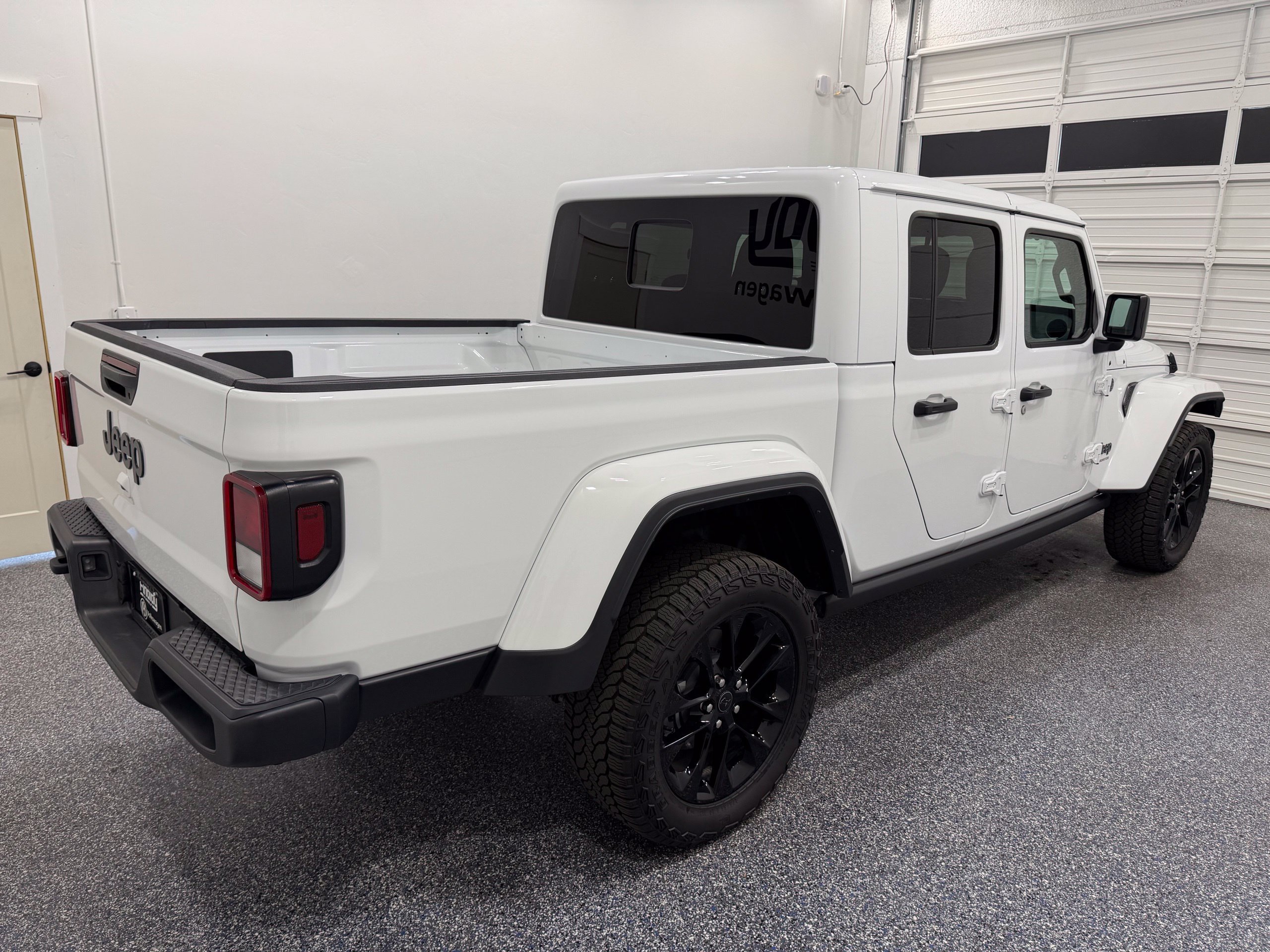 Used 2025 Jeep Gladiator Sport AWD/4WD image 7