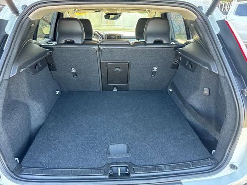 Used 2020 Volvo XC40 T5 Momentum image 25