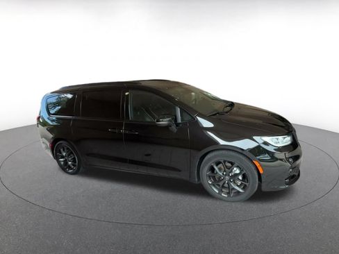Used 2025 Chrysler Pacifica Limited FWD image 2