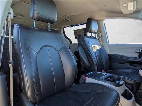 Used 2017 Chrysler Pacifica Limited image 24