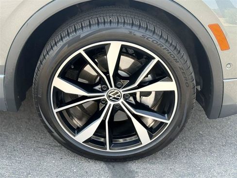 Used 2022 Volkswagen Tiguan SEL R-Line AWD/4WD image 9