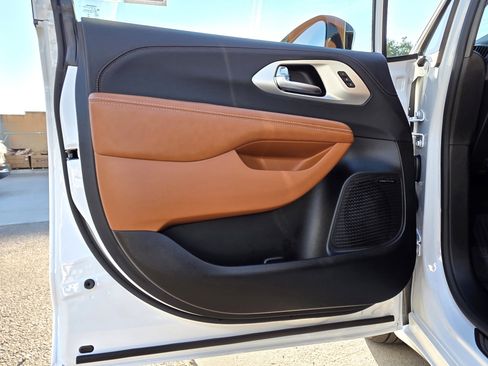 New 2026 Chrysler Pacifica Pinnacle image 11