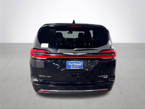 New 2026 Chrysler Pacifica Limited image 7