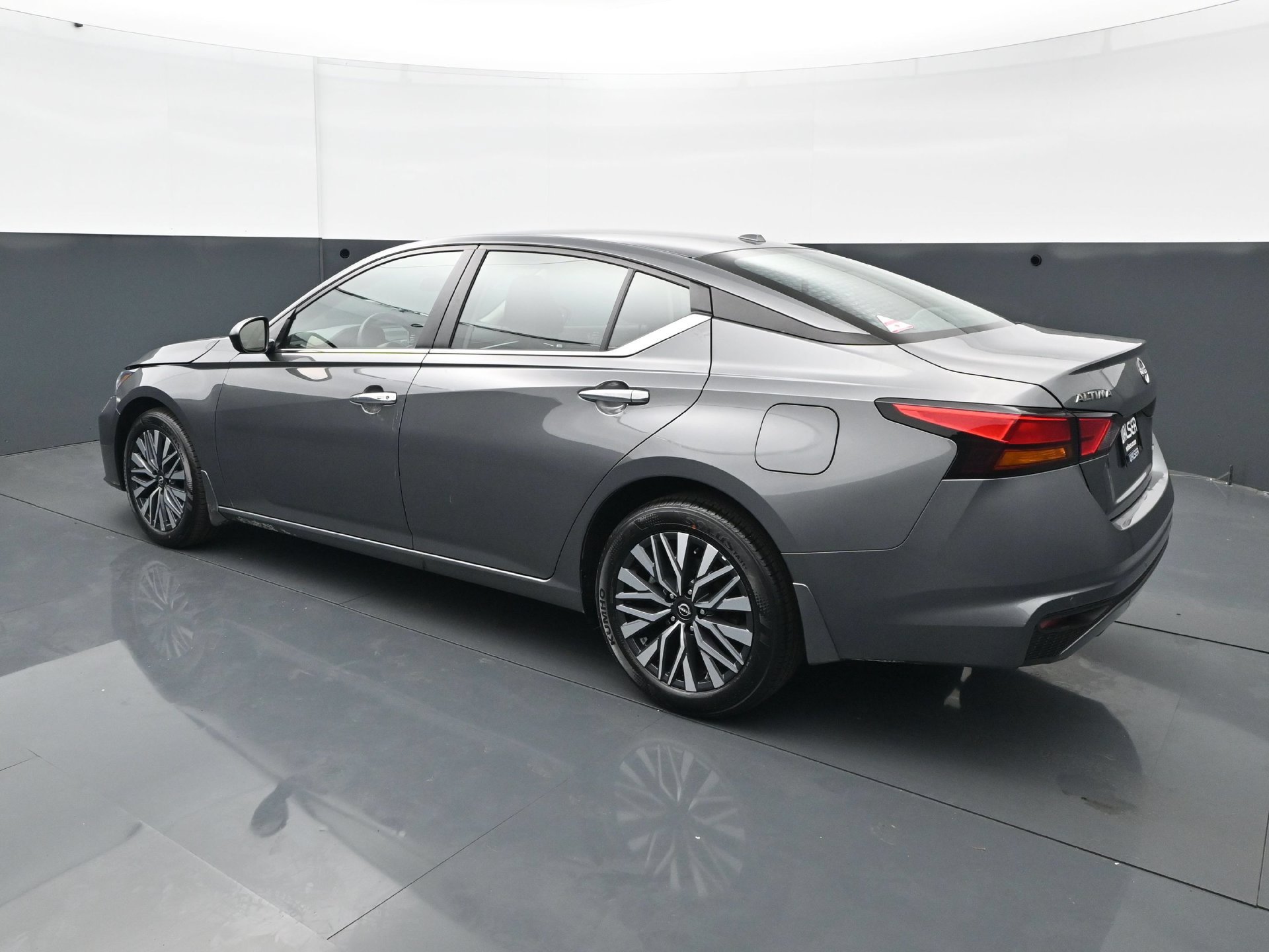 Used 2024 Nissan Altima 2.5 SV AWD/4WD image 4