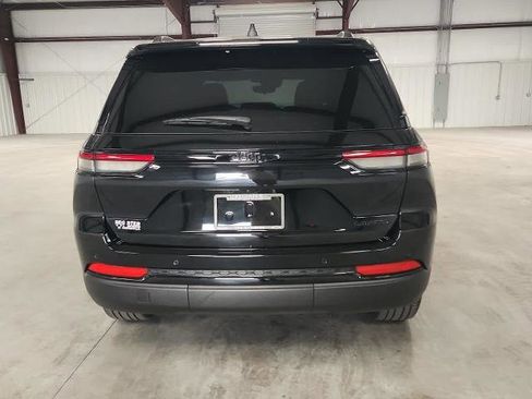 Used 2024 Jeep Grand Cherokee Limited w/ Black Appearance Package RWD image 4