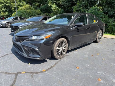 Used 2021 Toyota Camry SE FWD image 2