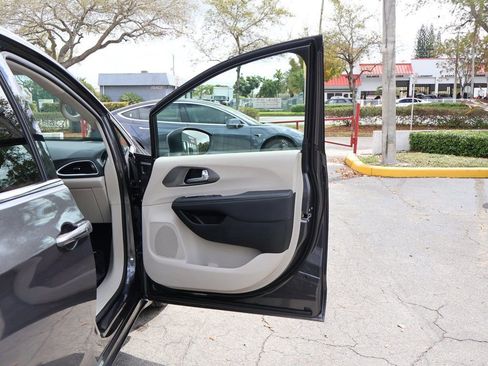 Used 2023 Chrysler Pacifica Touring-L image 24