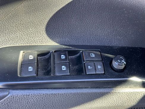 Used 2018 Toyota Camry SE image 19