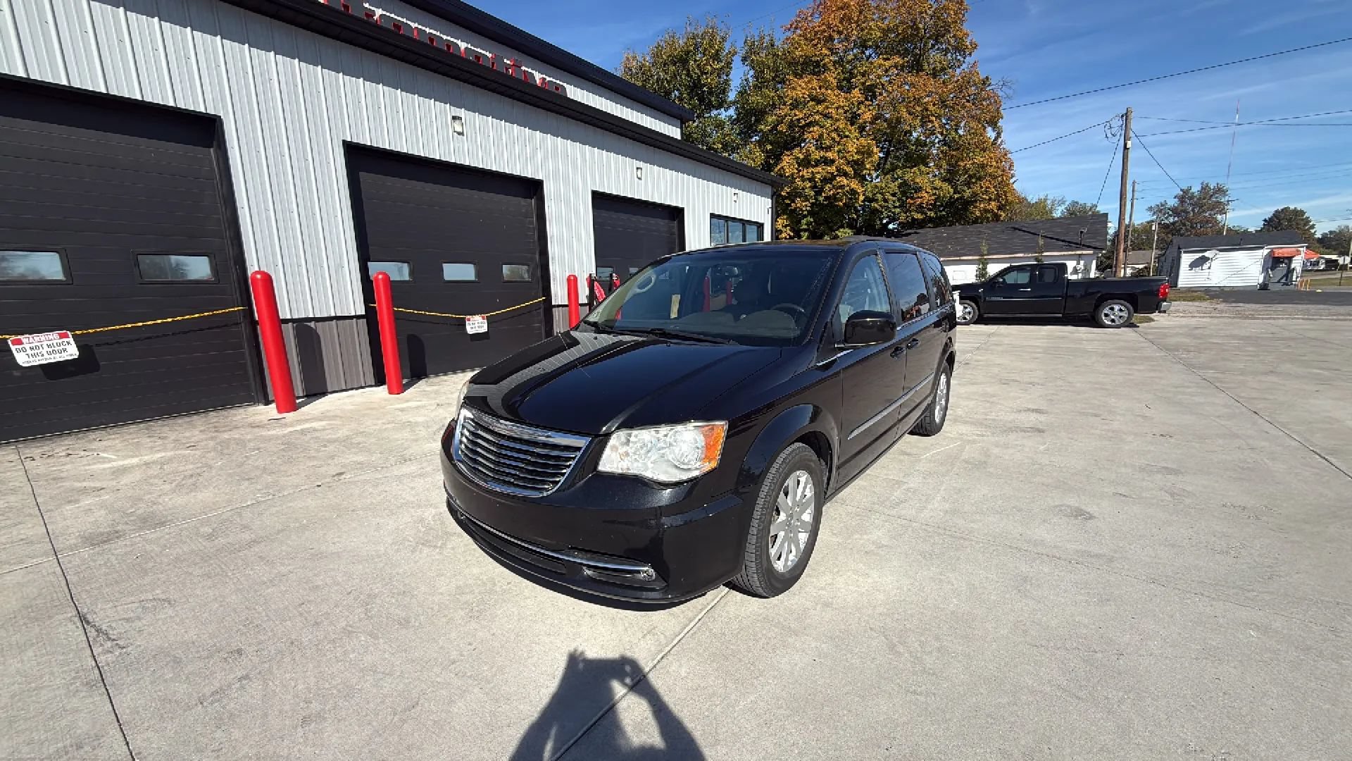 Used 2014 Chrysler Town & Country Touring FWD image 1