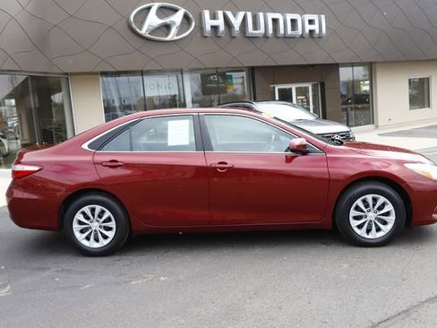 Used 2016 Toyota Camry LE image 2