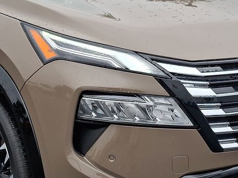 Used 2024 Nissan Rogue Platinum image 9