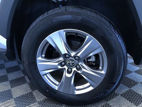 Used 2025 Toyota RAV4 XLE AWD/4WD image 17