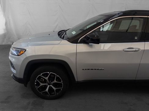Used 2025 Jeep Compass Limited image 3