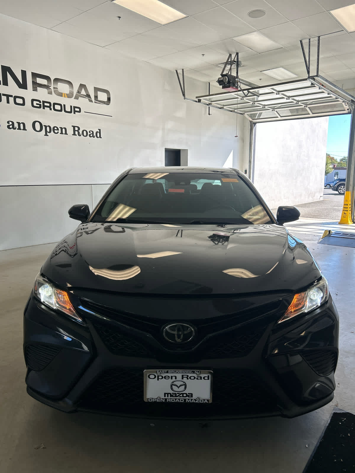 Used 2018 Toyota Camry SE FWD image 1