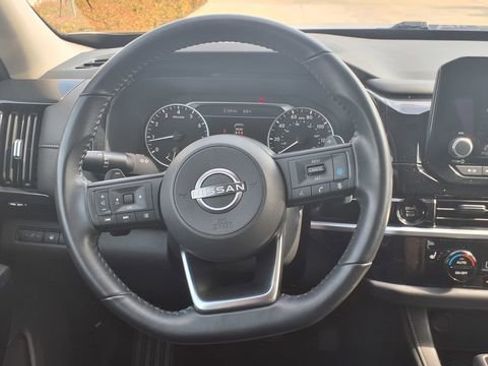 Used 2025 Nissan Pathfinder SV image 24