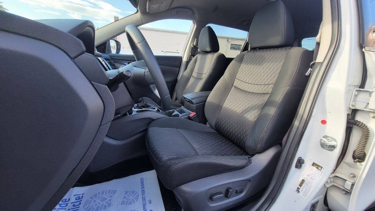 Used 2018 Nissan Rogue SV w/ Premium Package AWD/4WD image 13
