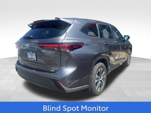 Used 2023 Toyota Highlander XLE FWD image 3