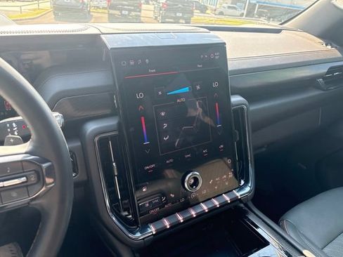 Used 2025 GMC Yukon AT4 w/ AT4 Premium Package AWD/4WD image 10