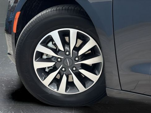 Used 2022 Chrysler Pacifica Touring-L FWD image 36