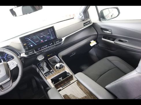 Used 2025 Toyota Sienna Limited AWD/4WD image 35
