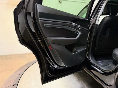 Used 2022 Audi e-tron Premium w/ Convenience Plus Package image 15