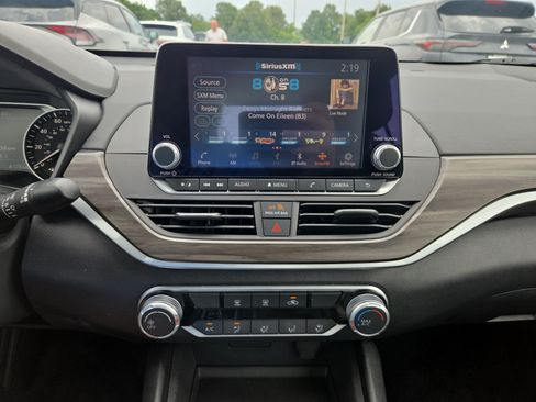 Used 2025 Nissan Altima 2.5 SV FWD image 14