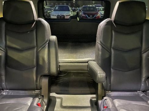 Used 2018 Cadillac Escalade Luxury image 34