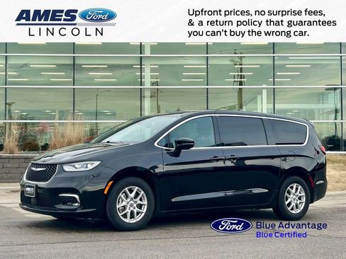 Used 2025 Chrysler Pacifica Select image 1