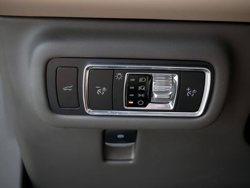 Used 2025 Lincoln Nautilus Reserve AWD/4WD image 17