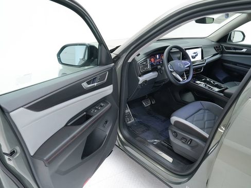 Used 2024 Volkswagen Atlas Peak Edition SE AWD/4WD image 7