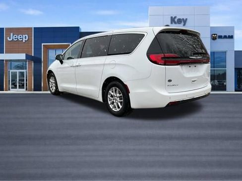 Used 2023 Chrysler Pacifica Touring-L image 4