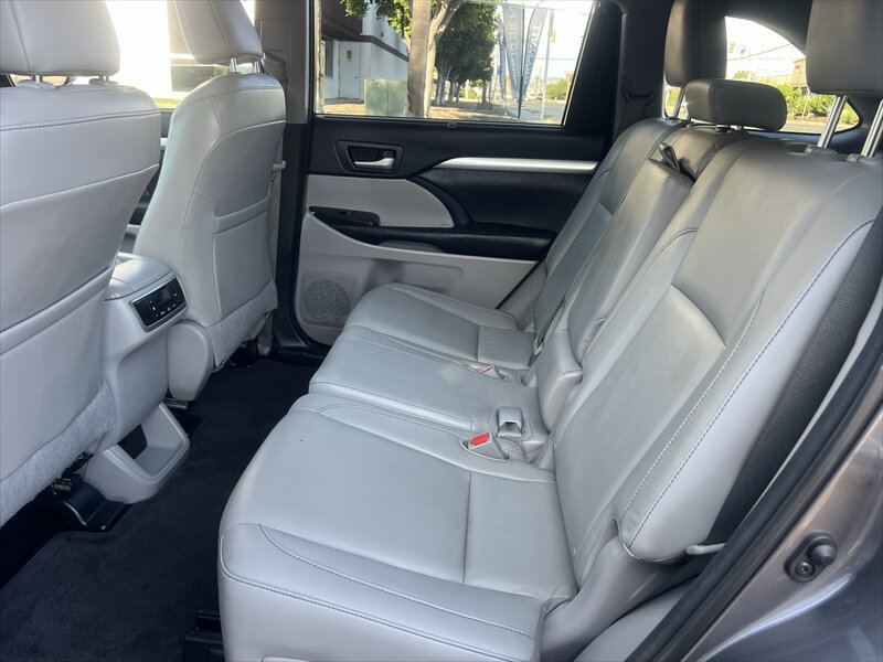 Used 2014 Toyota Highlander XLE FWD image 32