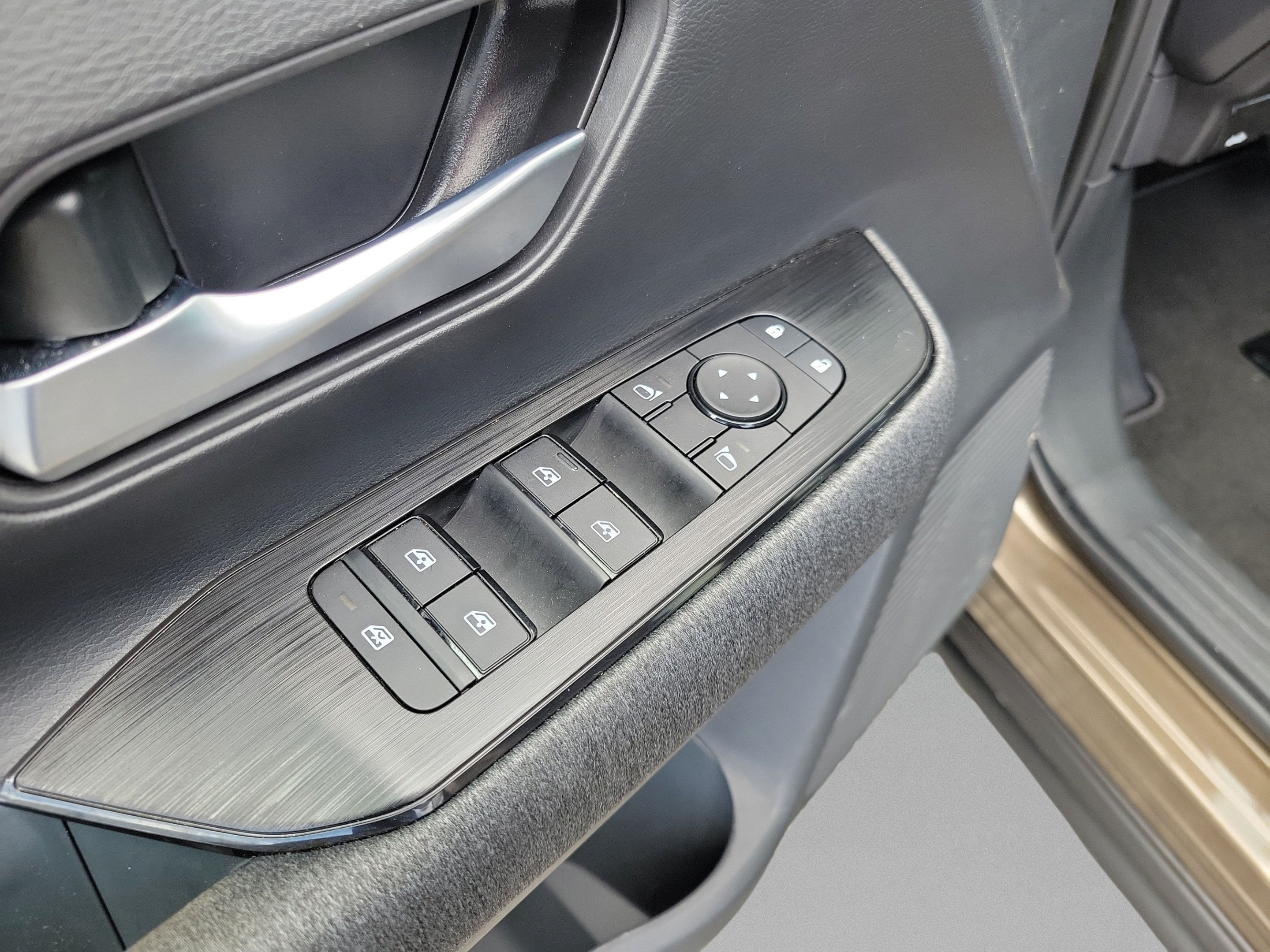 Used 2025 Nissan Kicks SV FWD image 15
