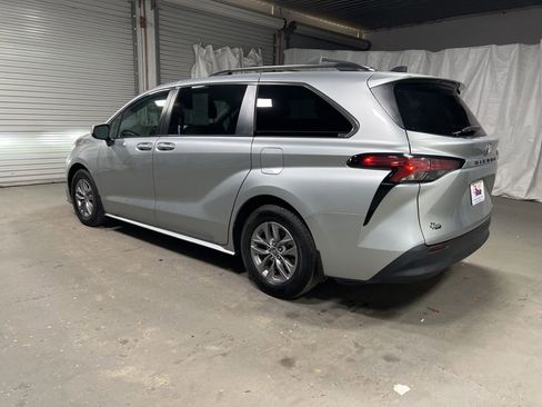 Used 2022 Toyota Sienna LE image 5