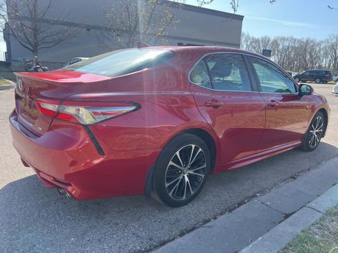 Used 2019 Toyota Camry SE image 5