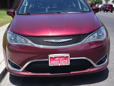 Used 2018 Chrysler Pacifica Touring-L FWD image 21