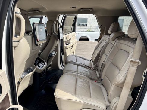 Used 2018 Lincoln Navigator Select AWD/4WD image 22
