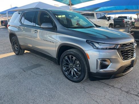 Used 2023 Chevrolet Traverse RS image 3