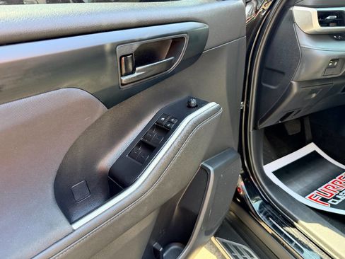 Used 2023 Toyota Highlander L FWD image 17