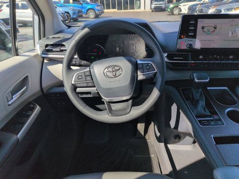 Used 2021 Toyota Sienna XLE image 13