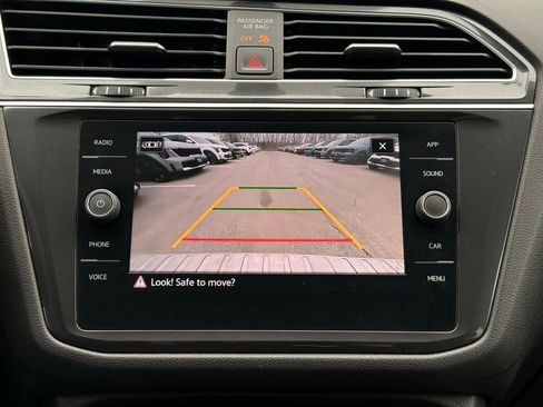 Used 2021 Volkswagen Tiguan SE image 34