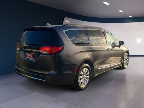 Used 2017 Chrysler Pacifica Touring-L FWD image 5