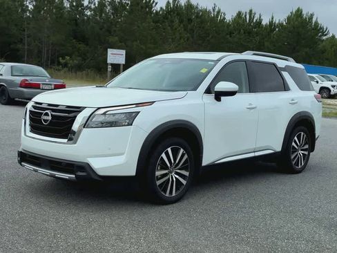 Used 2025 Nissan Pathfinder Platinum w/ Cargo Package FWD image 4