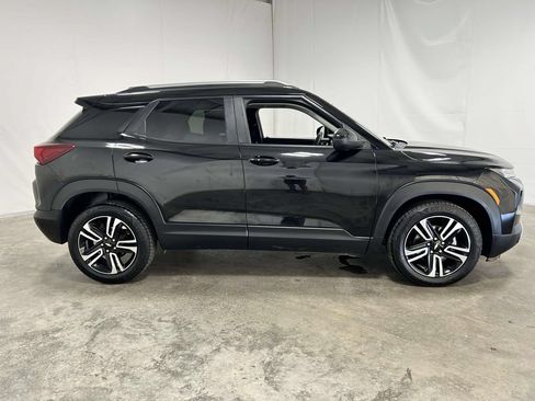 Used 2023 Chevrolet TrailBlazer LT w/ Convenience Package FWD image 2
