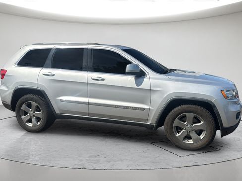 Used 2011 Jeep Grand Cherokee Laredo AWD/4WD image 3